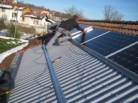 Equipe de poseurs installation photovoltaïque