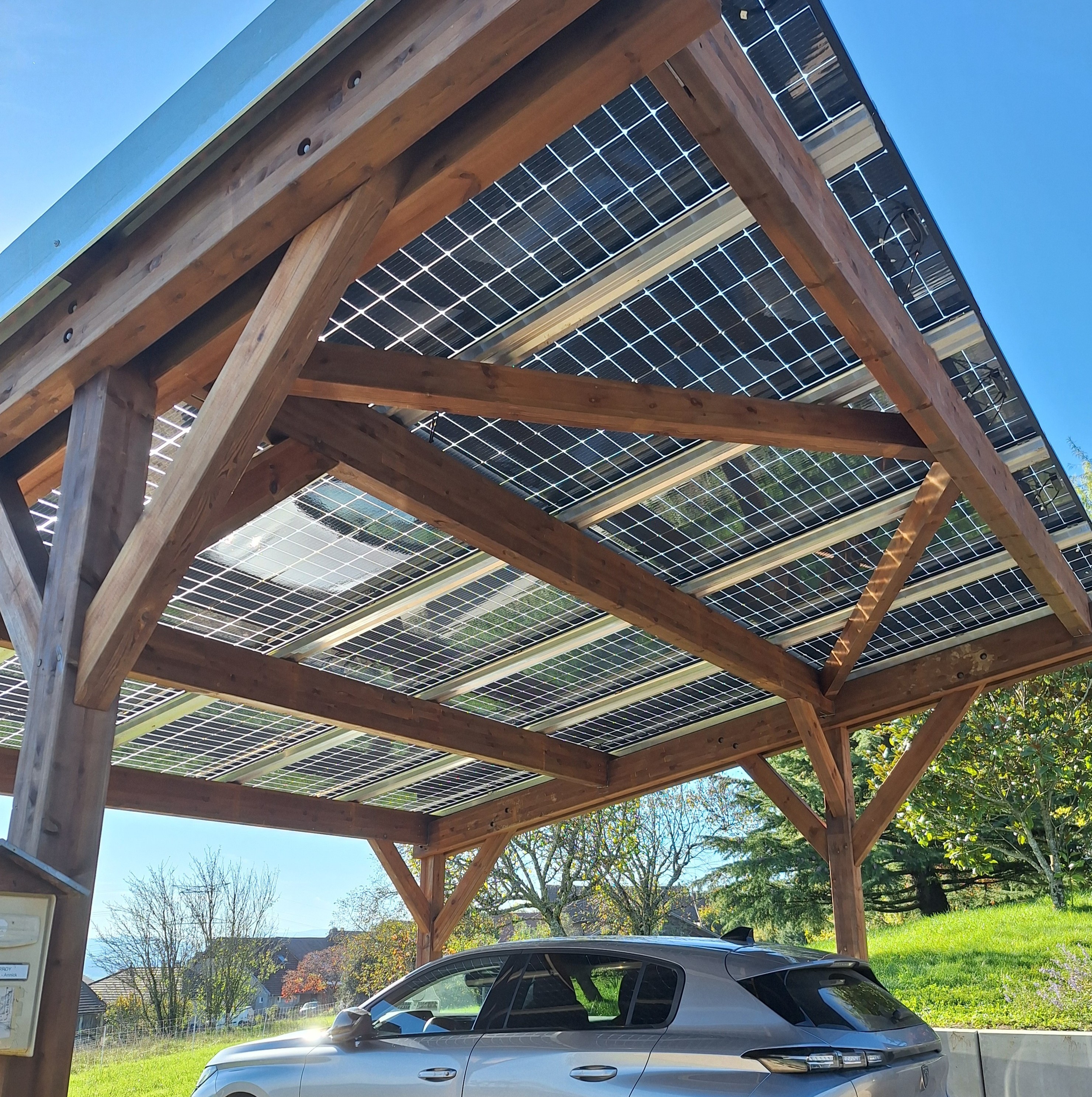 Carport solaire bois avec panneaux photovolta&iuml;ques